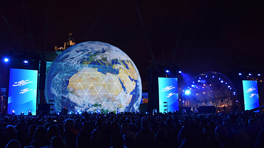 studio-eigengrau-mauerfall-show-dome-projection-small_02