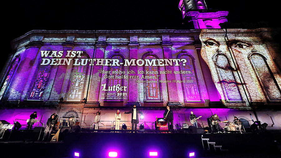 studio-eigengrau-luther-moment-videomapping-theater-show-small-04