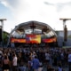 LED-Bühne vor dem Kanzleramt während des Demokratiefests 2024, beleuchtet mit visuellen Projektionen zum 75. Jubiläum des Grundgesetzes.