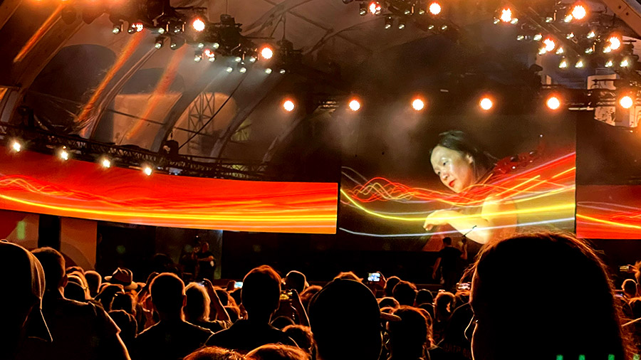 Visuelle Projektionen und Lichtinstallationen begleiten die Reden und Musik-Acts beim Demokratiefest in Berlin.