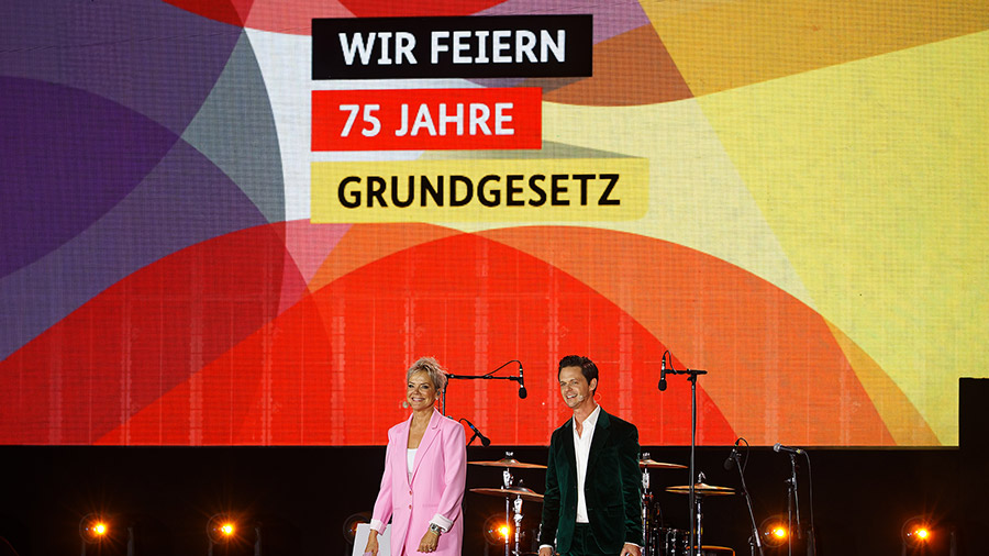 Visuelle Projektionen und Lichtinstallationen begleiten die Reden und Musik-Acts beim Demokratiefest in Berlin.