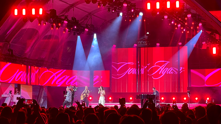 Live-Performance von Lena beim Demokratiefest 2024 in Berlin.