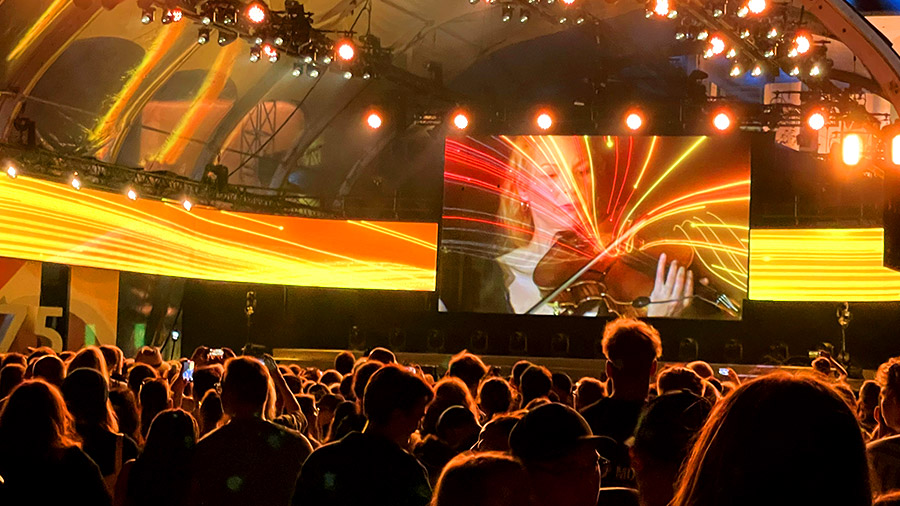 LED-Bühne vor dem Kanzleramt während des Demokratiefests 2024, beleuchtet mit visuellen Projektionen zum 75. Jubiläum des Grundgesetzes.