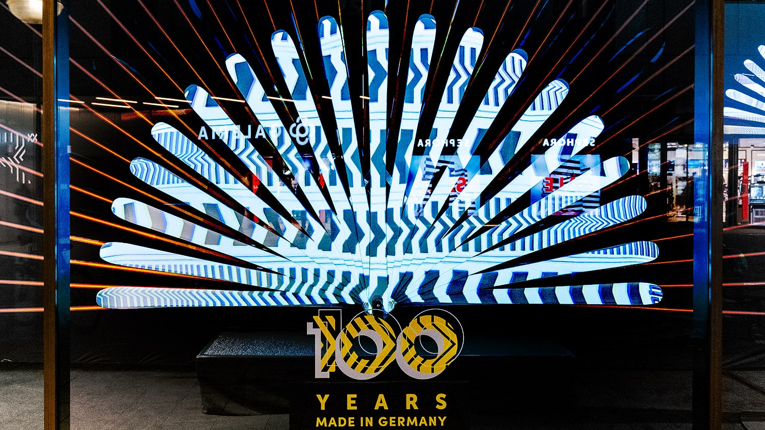 Schaufensterinstallation im Sporthaus Schuster in München mit dem Völkl-Skifächer und Videomapping